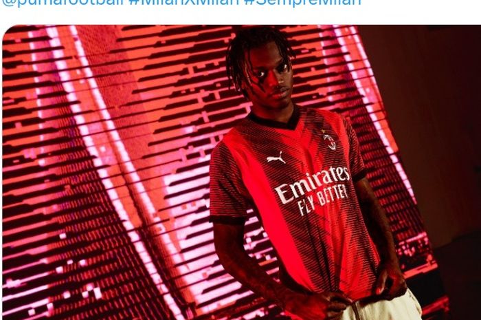 Rafael Leao berpose dengan kostum baru AC Milan yang akan dipakai pada musim 2023-2024.