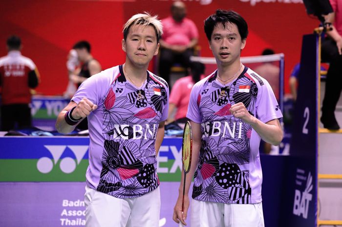 Pasangan ganda putra Indonesia, Marcus Fernaldi Gideon/Kevin Sanjaya Sukamuljo, berpose setelah memenangi babak kedua Thailand Open 2023 di Indoor Stadium Huamark, Bangkok, Kamis (1/6/2023).