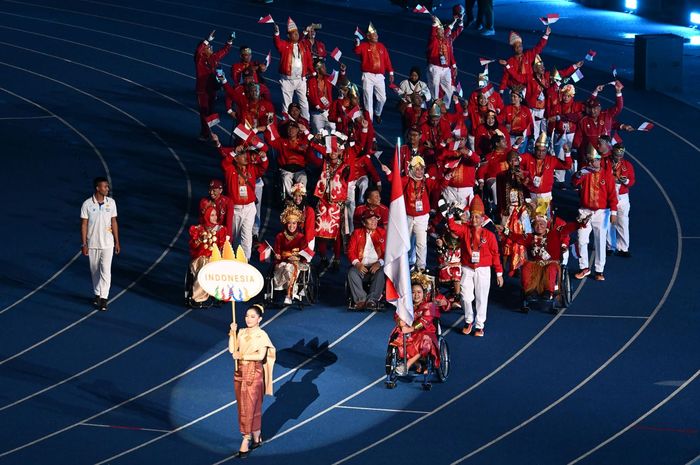 Defile kontingen Indonesia saat upacara pembukaan Asean Para Games 2023 di Morodok Techo National Stadium, Phnom Penh, Sabtu (3/6/2023).