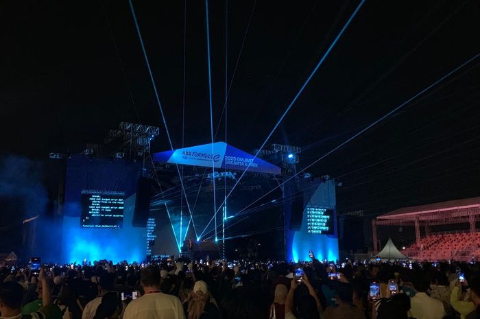 Disk Jockey (Dj), Alan Walker, membuat penonton Formula E Jakarta ePrix Seri ke-10 bergoyang di AGI Jakarta International E-Prix Circuit (JIEC), Ancol, Jakarta Utara, Sabtu (3/6/2023).