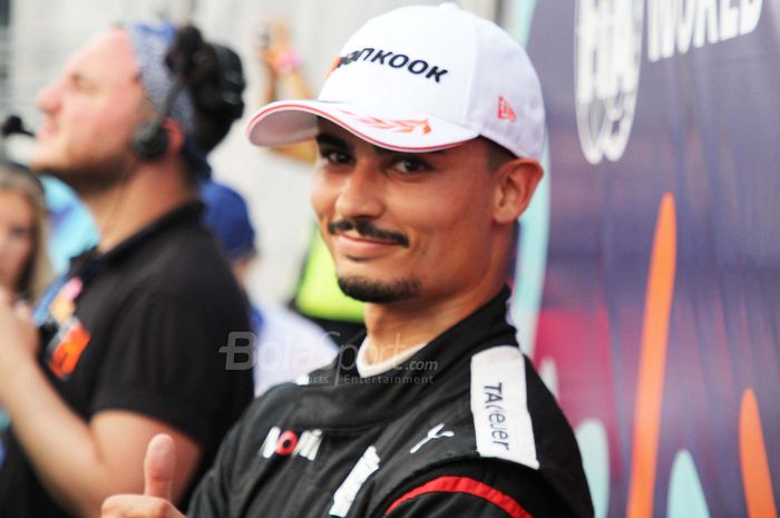 Detik-Detik Pascal Wehrlein Pembalap  TAG Hever Porsche formule E naiki Podium