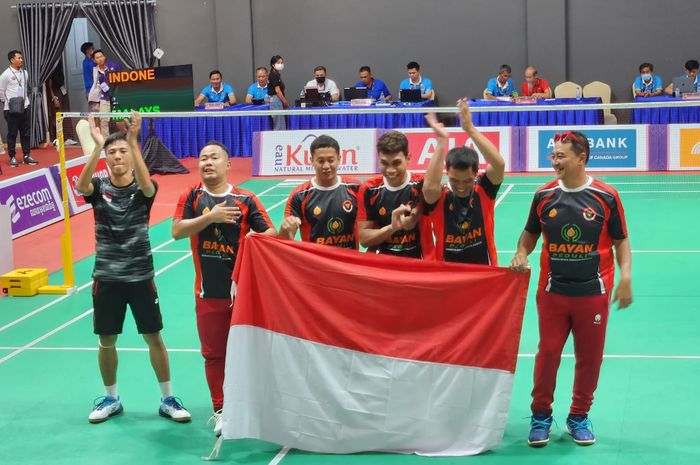 Tim para badminton Indonesia merayakan keberhasilan meraih medali emas ASEAN Para Games 2023 setelah mengalahkan Malaysia 2-1 pada pada final di Morodok Techo Badminton, Sabtu (3/6/2023)