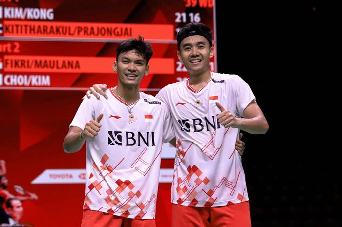 Pasangan ganda putra Indonesia, Muhammad Shohibul Fikri/Bagas Maulana, berpose setelah memastikan diri lolos ke final Thailand Open 2023 di Indoor Stadium Huamark, Bangkok, Sabtu (3/6/2023)