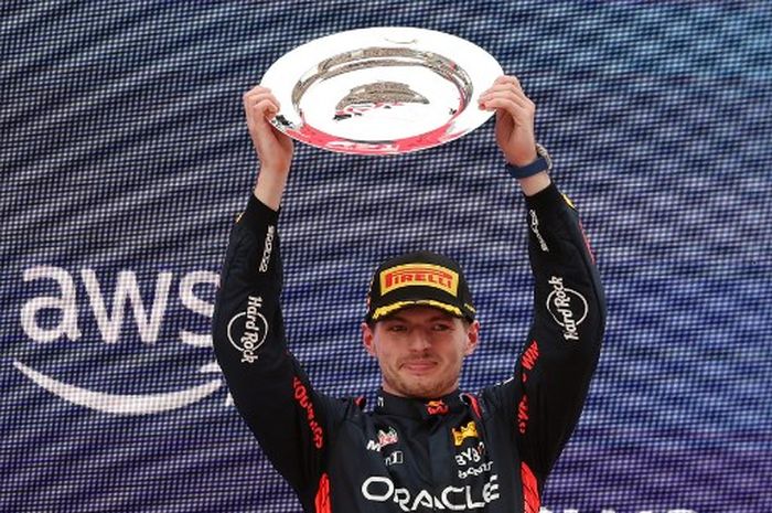 Pembalap F1 Belanda, Max Verstappen, memegang trofi sebagai juara F1 GP Spanyol 2023 di Circuit de Barcelona-Catalunya, Minggu (4/6/2023).