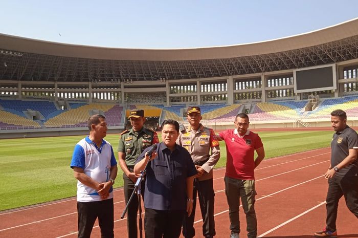 Ketua Umum PSSI, Erick Thohir saat menghadiri konferensi pers di Stadion Manahan, Solo pada Minggu (4/6/2023).