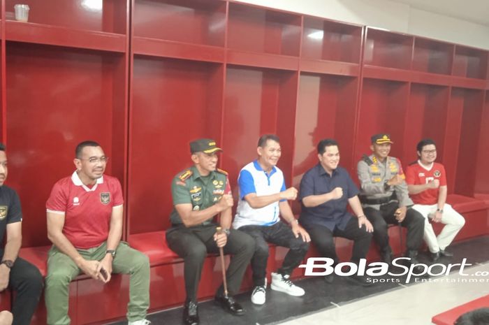 Ketua Umum PSSI, Erick Thohir beserta jajaran pengurus PSSI, Pemerintah Kota Solo, dan pemilik Persis Solo, Kevin Nugroho di Stadion Manahan, Solo, Minggu (4/6/2023)