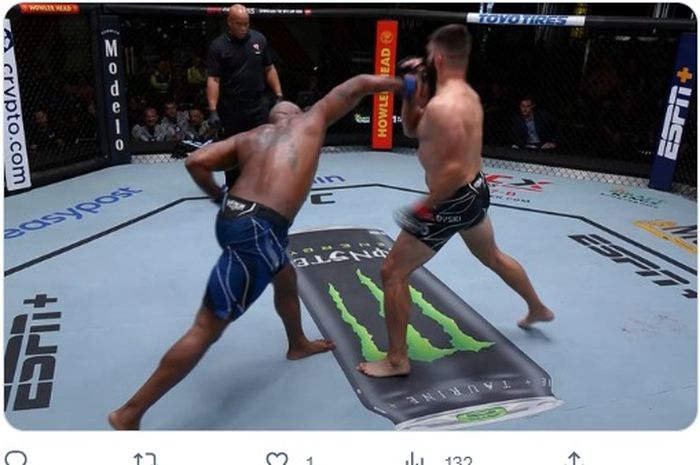 Andrei Arlovski (kanan), kalah KO dari Don'Tale Mayes di UFC Vegas 74, Minggu (4/6/2023) WIB.
