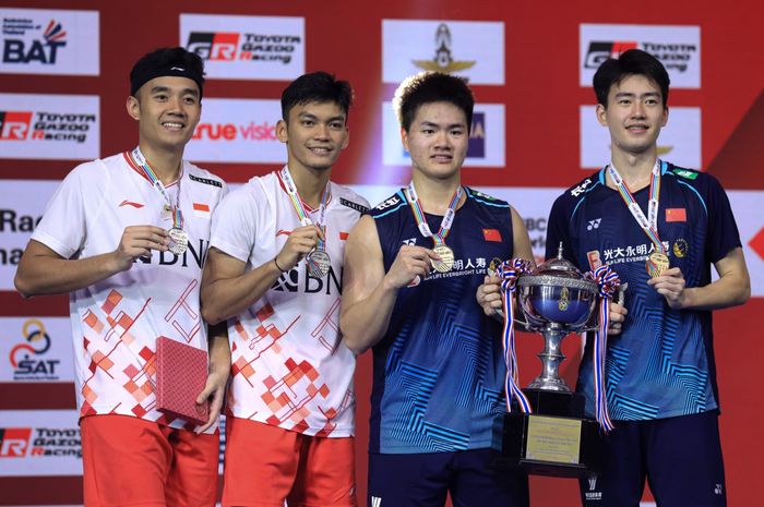 Pasangan ganda putra Indonesia, Muhammad Shohibul Fikri/Bagas Maulana, berpose di podium Thailand Open 2023 di Indoor Stadium Huamark, Bangkok, Minggu (4/6/2023).