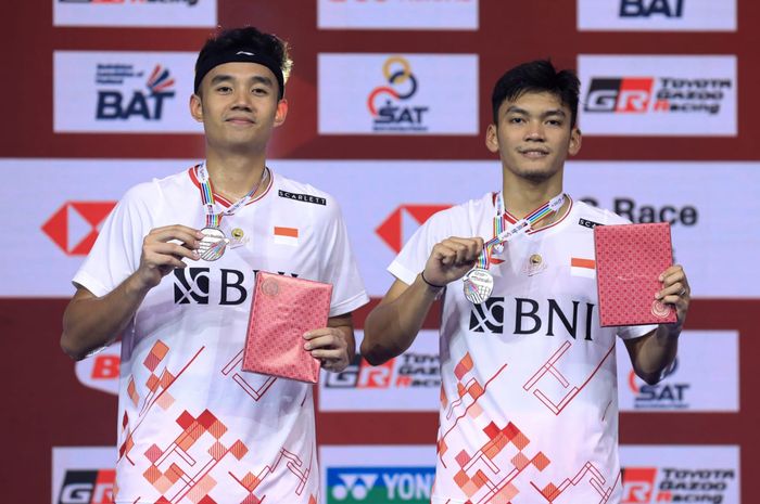 Pasangan ganda putra Indonesia, Muhammad Shohibul Fikri/Bagas Maulana, berpose di podium Thailand Open 2023 di Indoor Stadium Huamark, Bangkok, Minggu (4/6/2023).