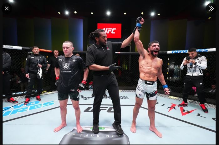 Israel Adesanya memprotes kekalahan penakluk petarung Indonesia, Kai Kara-France di UFC Vegas 74.