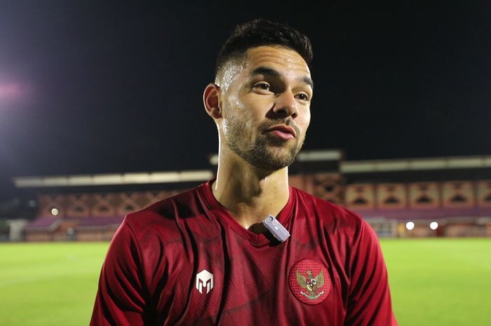 Bek Timnas Indonesia, Sandy Walsh dalam sesi latihan di Lapangan THOR, Surabaya pada Senin (5/6/2023).