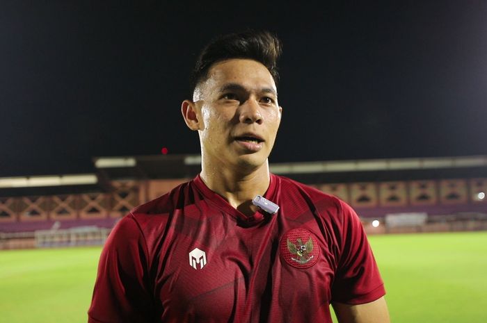 Bek Timnas Indonesia, Andy Setyo, dalam sesi latihan di Lapangan THOR, Surabaya pada Senin (5/6/2023).