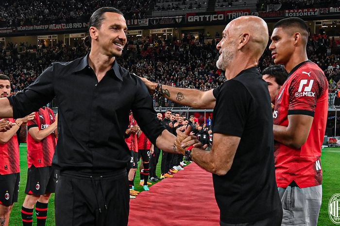 Zlatan Ibrahimovic dan Stefano Pioli saling bercengkrama dalam momen perpisahan di San Siro.