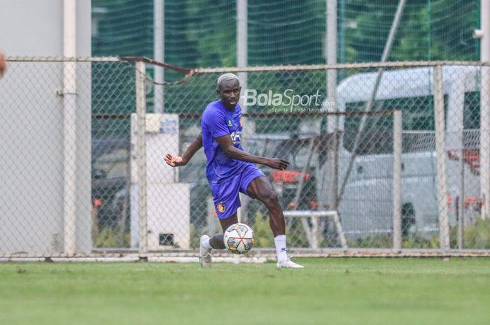 Pemain asing Persik Kediri, Flavio Silva, sedang menguasai bola saat berlatih di Lapangan B, Senayan, Jakarta, Rabu (7/6/2023) sore.