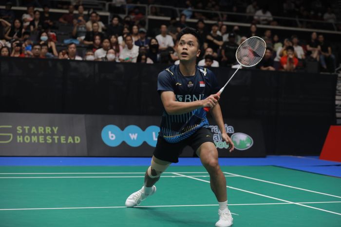 Tunggal putra Indonesia, Anthony Sinisuka Ginting saat tampil pada babak 32 besar Singapore Open 2023 di Singapore Indoor Stadium, Kallang, Singapura, Rabu (7/6/2023).