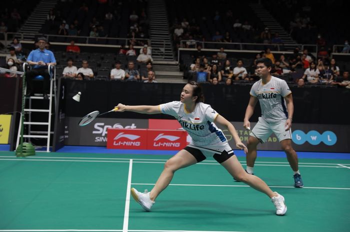 Aksi ganda campuran Indonesia, Melati Daeva Oktavianti dan Praveen Jordan, saat babak pertama Singapore Open 2023 di Singapore Indoor Stadium, Kallang, Singapura, 7 Juni 2023.