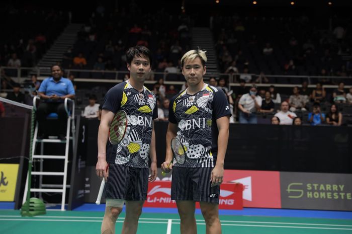 Ganda putra Indonesia, Marcus Fernaldi Gideon/Kevin Sanjaya Sukamuljo, berpose setelah kemenangan mereka pada babak pertama Singapore Open 2023 di Singapore Indoor Stadium, Kallang, Singapura, 7 Juni 2023.