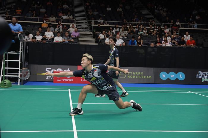 Ganda putra Indonesia, Marcus Fernaldi Gideon sedang mengembalikan kok saat bertanding bersama Kevin Sanjaya Sukamuljo pada babak pertama Singapore Open 2023 di Singapore Indoor Stadium, Kallang, Singapura, 7 Juni 2023.