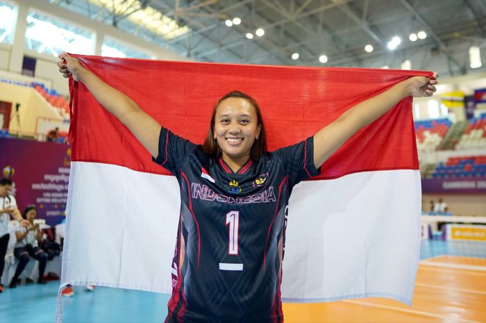 Kapten timnas voli duduk putri, Annisa Tindi Lestari, mengibarkan bendera merah putih usai berhasil meraih medali emas ASEAN Para Games 2023