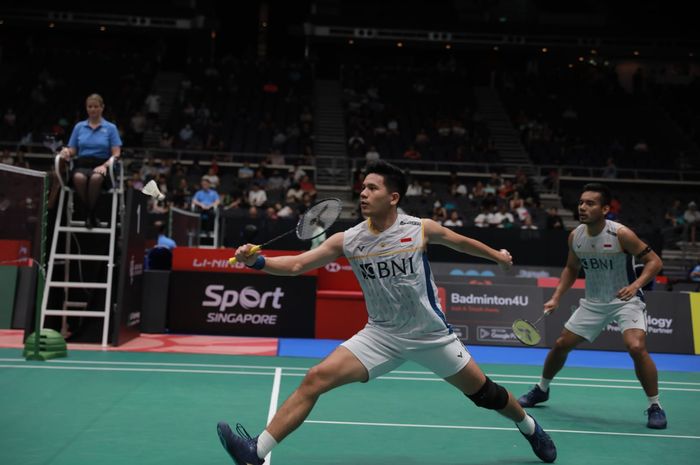 Ganda putra Indonesia, Pramudya Kusumawardana/Yeremia Erich Yoche Yacob Rambitan saat beraksi pada babak pertama Singapore Open 2023, di Singapore Indoor Stadium, Kallang Singapura, Rabu (7/6/2023)