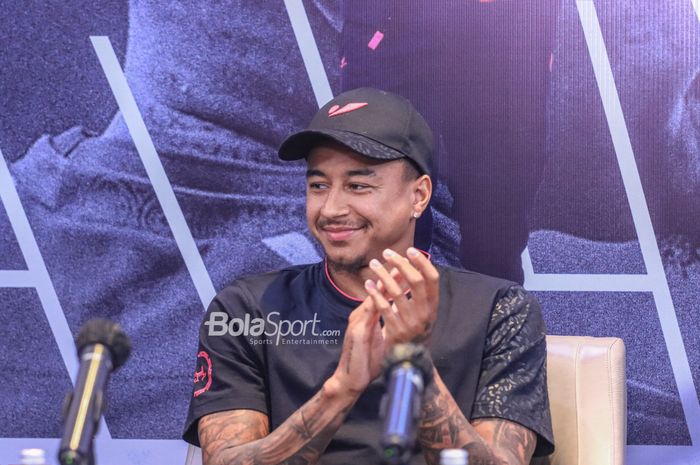 Mantan pemain Manchester United, Jesse Lingard, memberikan tepuk tangan dalam sesi jumpa pers dalam kolaborasi dengan Concave di Hotel Interconinetal, Jakarta, Kamis (8/6/2023) malam.