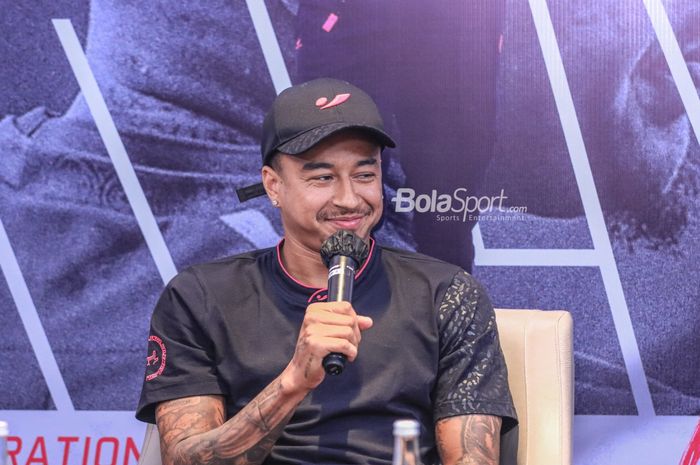 Mantan pemain Manchester United, Jesse Lingard, memberikan keterangan kepada awak media dalam sesi jumpa pers dalam kolaborasi dengan Concave di Hotel Interconinetal, Jakarta, Kamis (8/6/2023) malam.