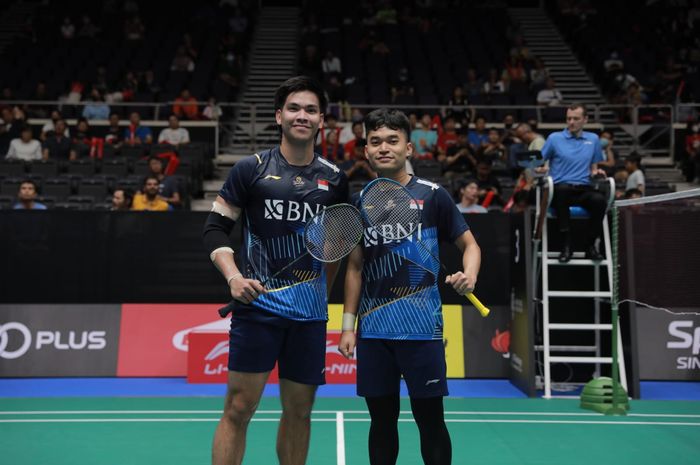 Ganda putra Indonesia, Leo Rolly Carnando/Daniel Marthin berpose usai memenangi babak 16 besar Singapore Open 2023, di Singapore Indoor Stadium, Kallang, Singapura, Kamis (8/6/2023)