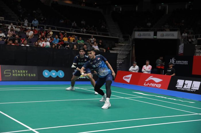 Leo Rolly Carnando/Daniel Marthin beraksi pada babak kedua Singapore Open 2023 melawan Kim Gi-jung/Kim Sa-rang (Korea Selatan) di Singapore Indoor Stadium, Kallang, Singapura, Kamis (8/6/2023)