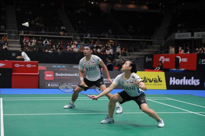 Ganda campuran Indonesia, Rinov RIvaldy/Pitha Haningtyas Mentari saat beraksi pada babak 16 besar Singapore Open 2023 di Singapore Indoor Stadium, Kallang, Singapura, Kamis (8/6/2023)