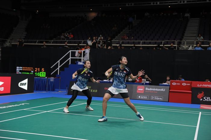 Ganda putri Indonesia, Febriana Dwipuji Kusuma/Amalia Cahaya Pratiwi saat tampil pada babak 16 besar Singapore Open 2023 di Singapore Indoor Stadium, Kallang, Singapura, Kamis (8/6/2023)