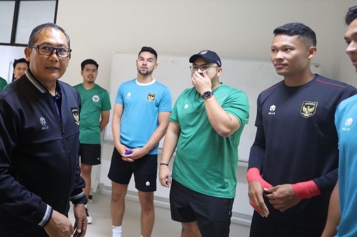 Manajer timnas Indonesia, Sumardji saat memantai langsung skuad Garuda yang tengah menjalani Pemusatan latihan (TC) di Surabaya.