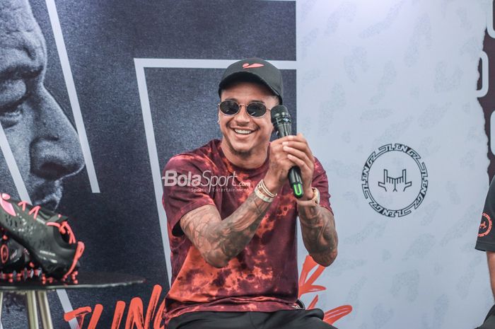 Mantan pemain Manchester United, Jesse Lingard, memberikan senyuman saat hadir dalam sesi jumpa pers peluncuran JLingz, kolaborasinya dengan apparel olahraga bernama Concave di Pabrik Aggiomultimex, Tiga Raksa, Tangerang, Banten, Jumat (9/6/2023) siang.