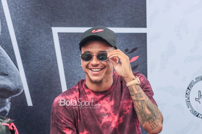 Mantan pemain Manchester United, Jesse Lingard, memberikan senyuman saat hadir dalam sesi jumpa pers peluncuran kolaborasinya dengan apparel olahraga bernama Concave di Pabrik Aggiomultimex, Tiga Raksa, Tangerang, Banten, Jumat (9/6/2023) siang. Lingard mendukung para alumni United yang memperkuat Inter Milan untuk final Liga Champions 2022-2023.