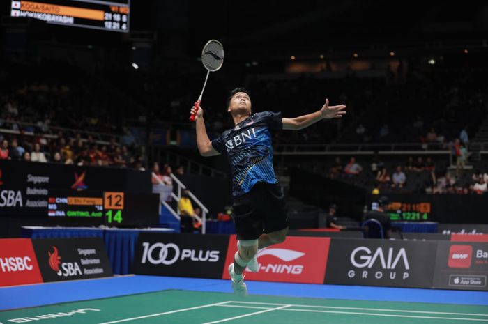 Tunggal putra Indonesia, Anthony Sinisuka Ginting, melakukan jumping smash saat tampil pada perempat final Singapore Open 2023 di Singapore Indoor Stadium, Kallang, Singapura, 9 Juni 2023.