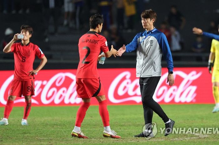 Pelatih Timnas U-20 Korea Selatan, Kim Eun-jung (kanan), berjabat tangan dengan bek Park Chang-woo setelah kalah 1-2 dari Italia di semifinal Piala Dunia U-20 2023, Jumat (9/6/2023) dini hari WIB.