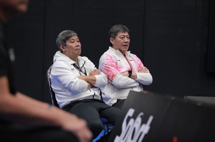 Kepala pelatih ganda putra Indonesia, Herry Iman Pierngadi, dan asisten pelatih, Aryono Miranat, saat mendampingi pemain pada perempat final Singapore Open 2023 di Singapore Indoor Stadium, Kallang, Singapura, 9 Juni 2023.