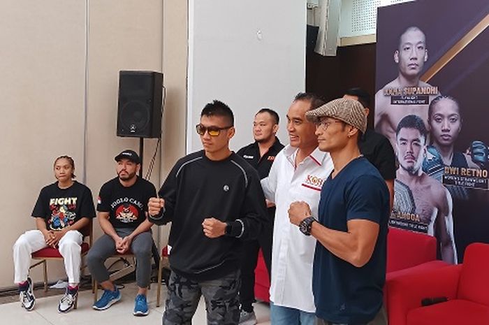 Rama Supandhi dan calon lawannya, Govind Singh yang merupakan rekan penakluk Jeka Saragih, Anshul Jubli dipisahkan Ardiansyah Bakrie dalam konferensi pers ONE Pride 69, Jumat siang (9/6/2023) WIB.
