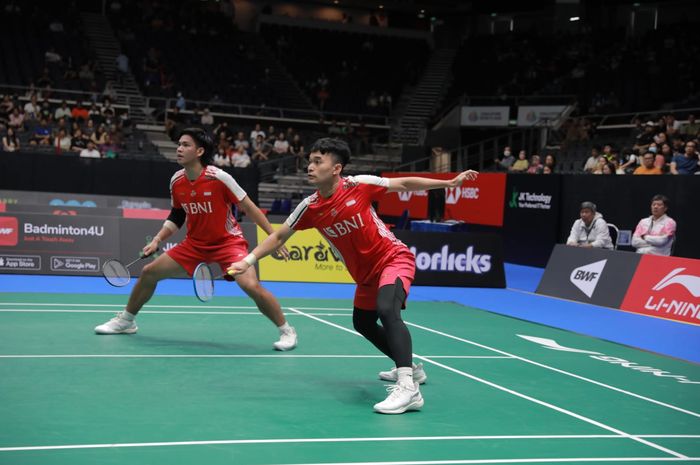 Aksi ganda putra Indonesia, Leo Rolly Carnando/Daniel Marthin, saat mengadapi wakil Malaysia, Aaron Chia/Soh Wooi Yik, pada perempat final Singapore Open 2023 yang digelar di Singapore Indoor Stadium, Jumat, 9 Juni 2023