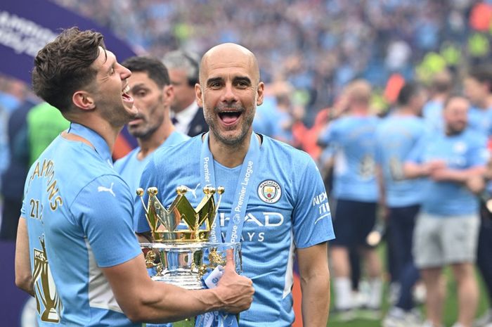 Pelatih Manchester City, Pep Guardiola, bersama John Stones saat merayakan gelar Liga Inggris 2022-2023. Stones akan jadi kunci formasi sakti Pep buat mengalahkan Inter Milan pada final Liga Champions di Istanbul (10/6/2023).