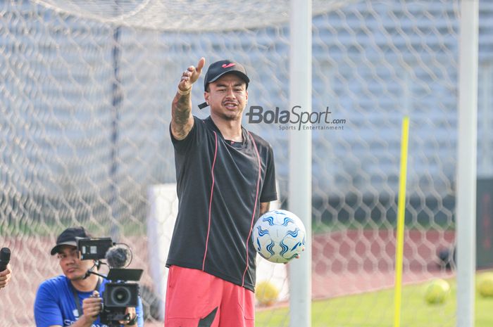 Mantan pemain Manchester United, Jesse Lingard, sedang memberikan intruksi kepada para peserta coaching clinic dalam kolaborasinya dengan Concave di Stadion Madya, Senayan, Jakarta, Sabtu (10/6/2023).