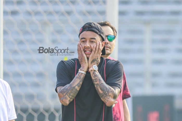 Mantan pemain Manchester United, Jesse Lingard, sempat terkejut saat memantau coaching clinic dalam kolaborasinya dengan Concave di Stadion Madya, Senayan, Jakarta, Sabtu (10/6/2023).