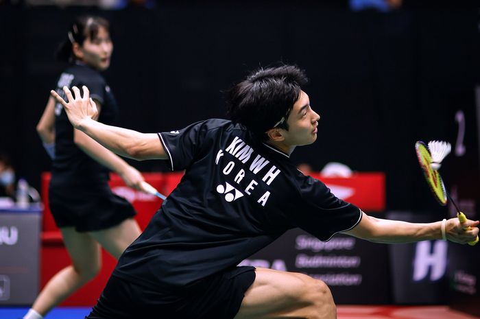 Ganda campuran Korea Selatan, Kim Won-ho/Jeong Na-eun saat tampil di perempat final Singapore Open 2023, di Singapore Indoor Stadium, Kallang, Singapura, Jumat (9/6/2023)