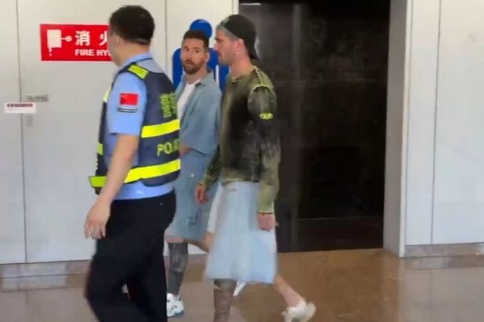 Lionel Messi berada di bandara Beijing, China pada Sabtu (10/6/2023)