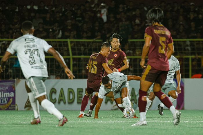 Pemain Bali United saat saling berebut bola dalam pertandingan leg kedua Play-off Liga Champions Asia 2023/2024, di Stadion BJ Habibie, Pare-Pare, Sabtu (10/6/2023).