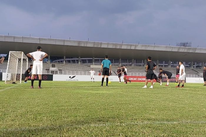 Mantan pemain Manchester United, Jesse Lingard saat menendang penalti dan mampu ditepis oleh kiper dari pemain Akademi Persija Jakarta.