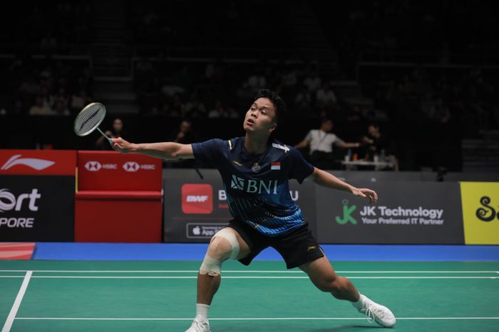 Aksi tunggal putra Indonesia, Anthony Sinisuka Ginting, saat semifinal Singapore Open 2023 di SIngapore Indoor Stadium, Kallang, Singapura, 10 Juni 2023.