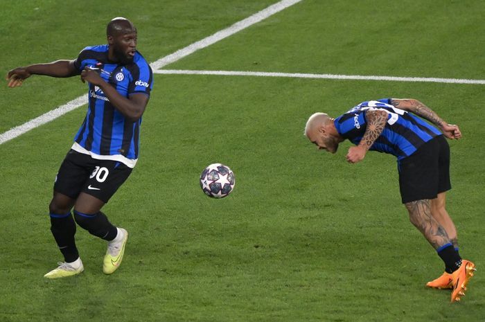 Momen Romelu Lukaku halangi sundulan Federico Dimarco yang bisa jadi lahirkan gol pada final Liga Champions antara Manchester City vs Inter Milan di Stadion Ataturk, Istanbul (10/6/2023).