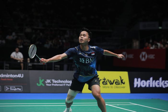 Tunggal putra Indonesia, Anthony Sinisuka Ginting, berusaha menyambut bola saat tampil di final Singapore Open 2023 di Singapore Indoor Stadium, Kallang, Singapura, 11 Juni 2023.