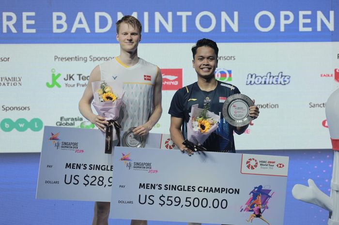 Tunggal putra Indonesia, Anthony Sinisuka Ginting (kanan), berdiri di sebelah lawannya, Anders Antonsen dari Denmark, setelah pertandingan mereka di final Singapore Open 2023 di Singapore Indoor Stadium, Kallang, Singapura, 11 Juni 2023.