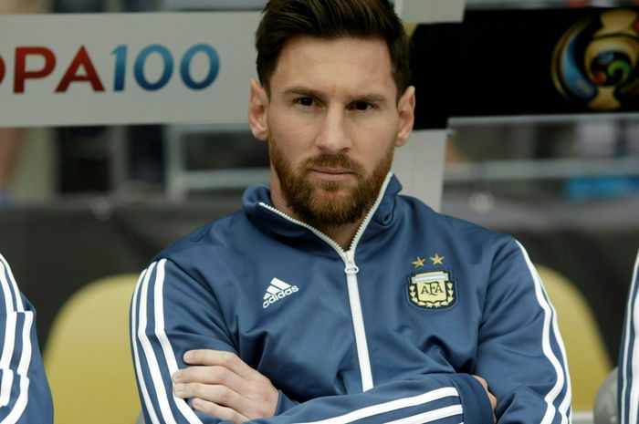 Lionel Messi saat duduk di bangku cadangan timnas Argentina. Nama Messi bergemuruh di stadion ketika Inter Miami menelan kekalahan keenam beruntun di MLS (10/6/2023).